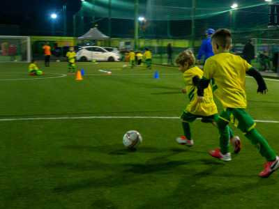 ...riportati sulle maglie dei bambini che si allenano sui campi